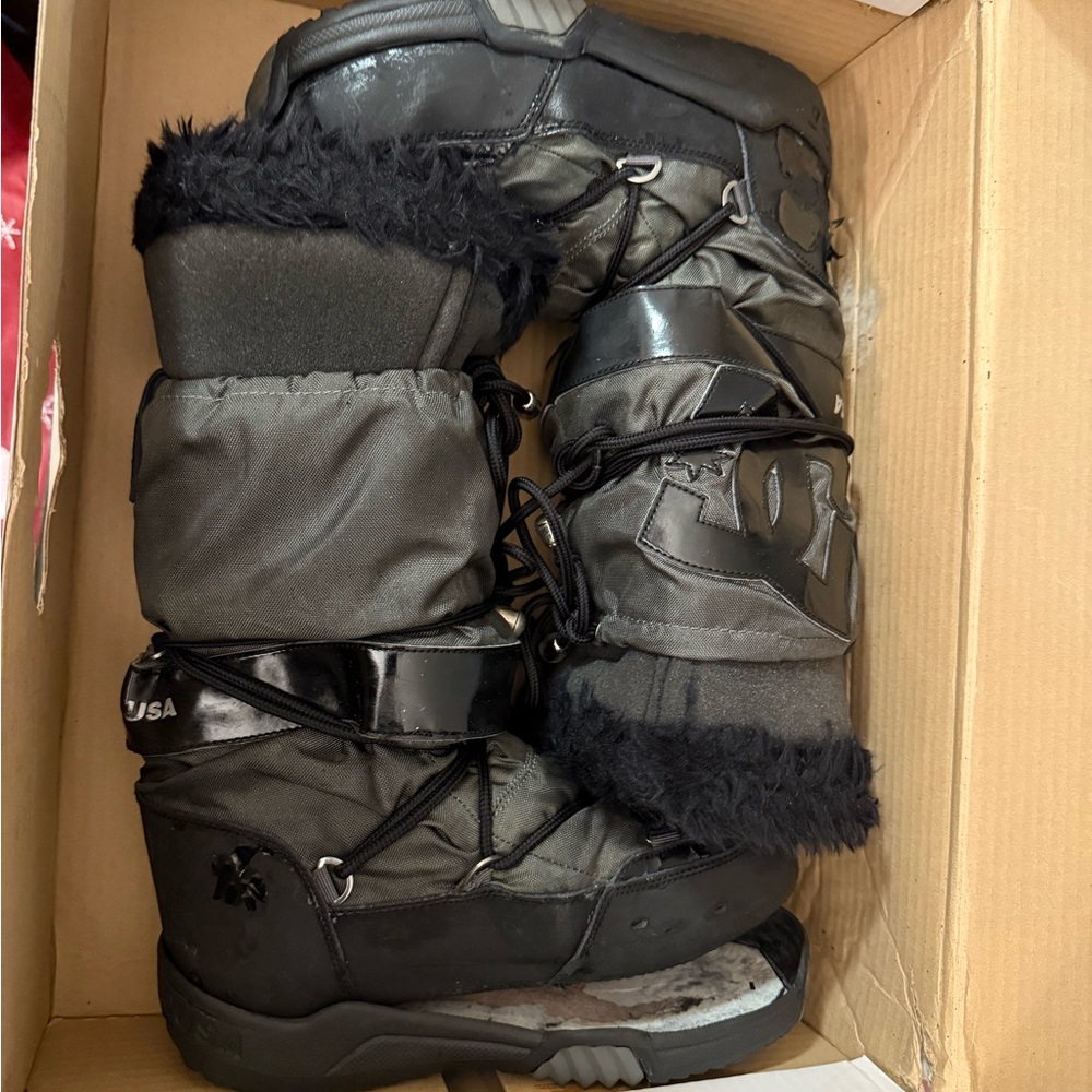 DC Charcoal and Black Snow Boots with Plush Trim